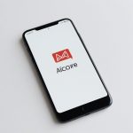 Удалите AICore с телефона - он занимает 7 Гб памяти и не нужен